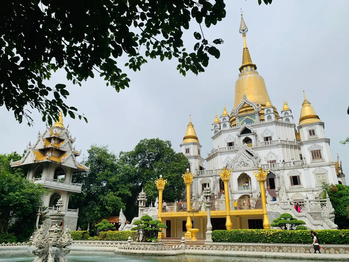 Chùa Sài Gòn: 12 Địa điểm linh thiêng cầu duyên và tài lộc 6 chua sai gon 12 dia diem linh thieng cau duyen va tai loc 3