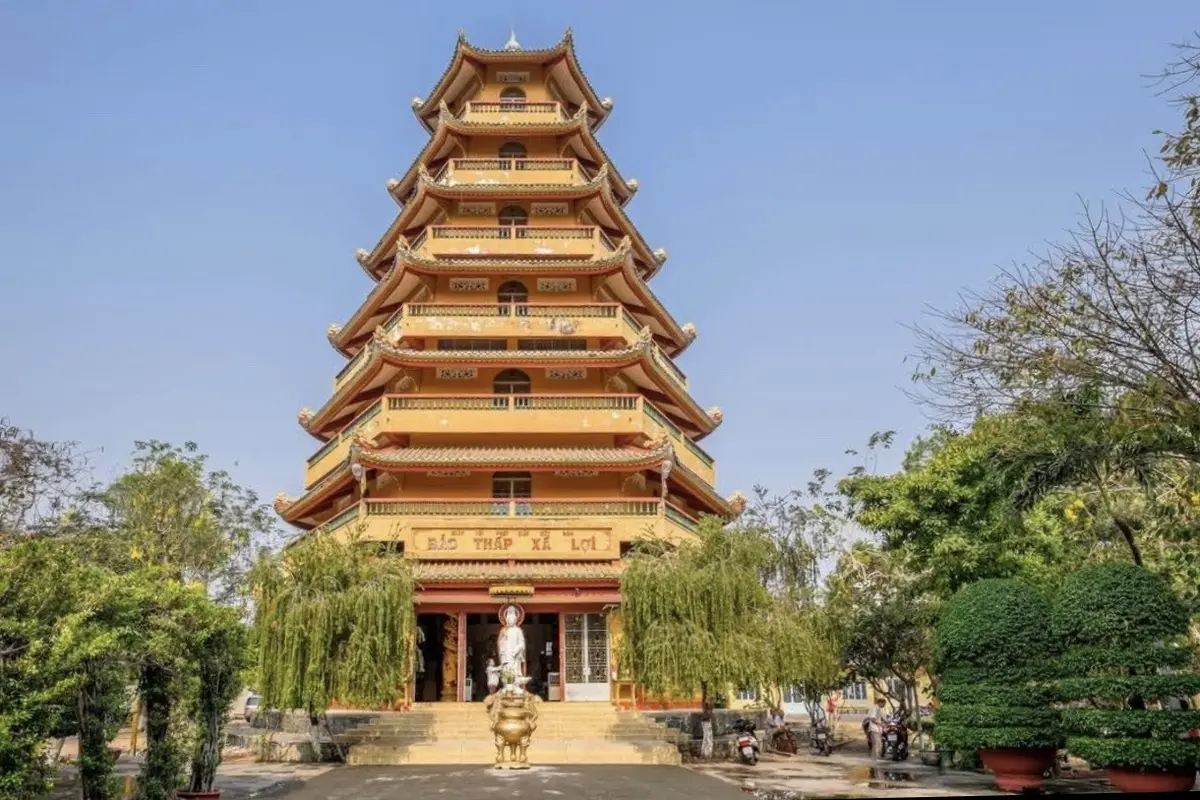 Chùa Sài Gòn: 12 Địa điểm linh thiêng cầu duyên và tài lộc 11 chua sai gon 12 dia diem linh thieng cau duyen va tai loc 8