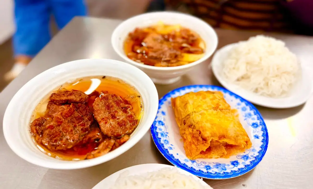 Khám phá Việt Nam theo cách của CNN: 8 trải nghiệm tuyệt nhất 3 Bún chả Obama Hương Liên - Timeout Việt Nam