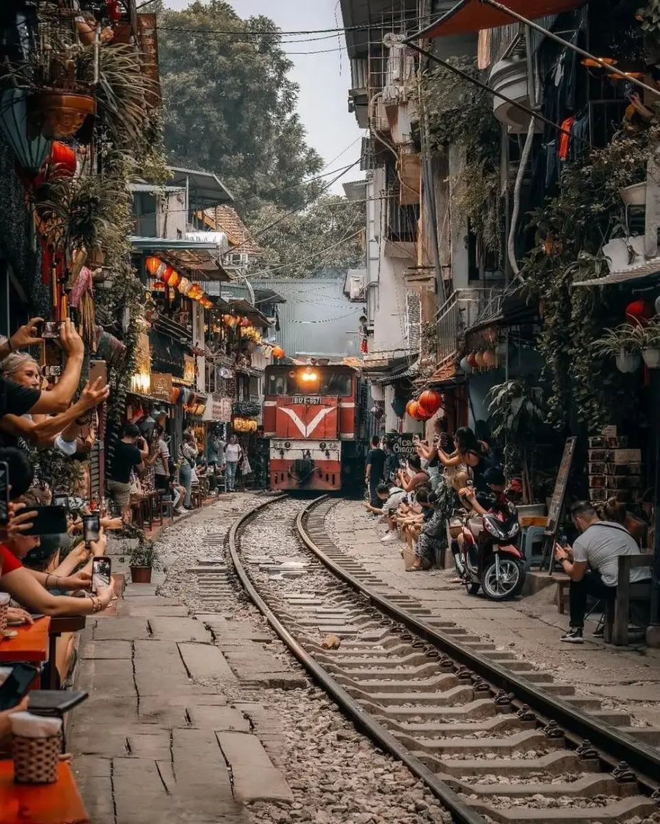Khám phá Việt Nam theo cách của CNN: 8 trải nghiệm tuyệt nhất 10 Phố đường tàu Hà Nội - Timeout Việt Nam